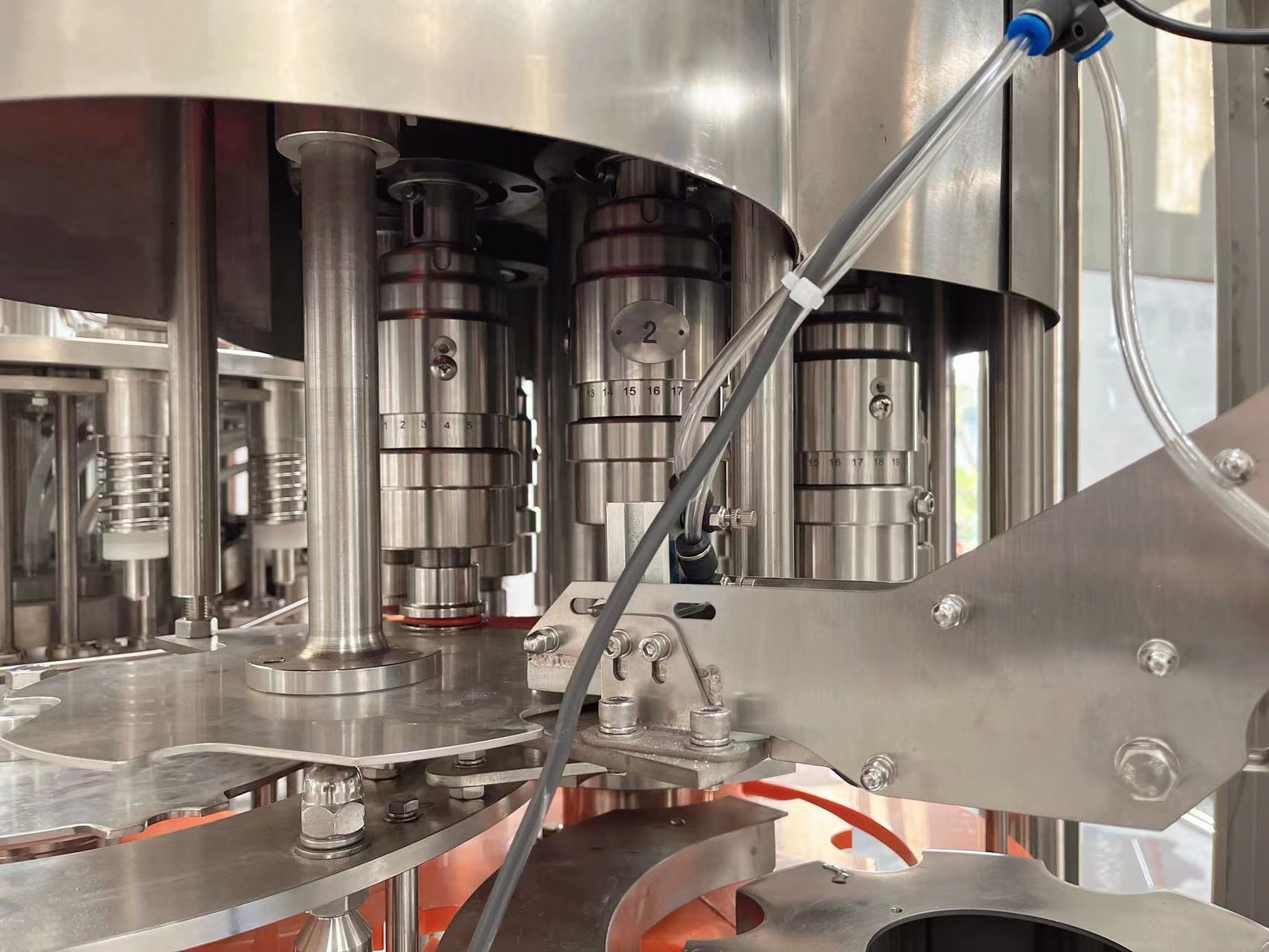 Шырын салуға арналған машинаны жабу бөлімі