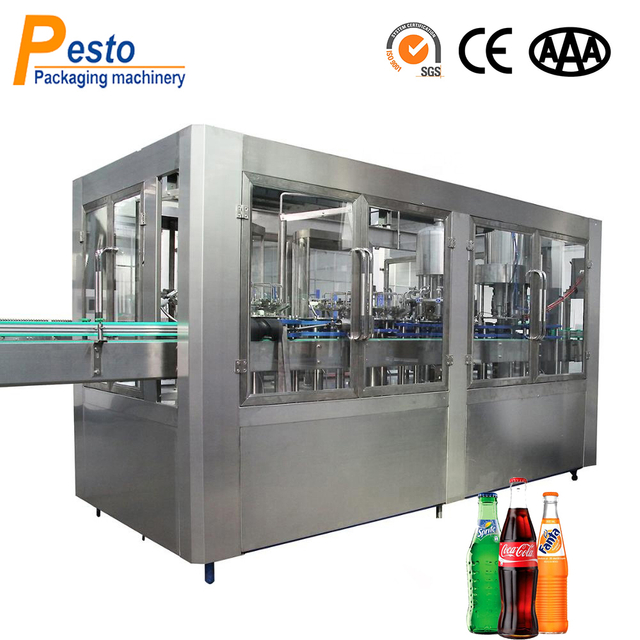 &Uuml;vegpalackt&ouml;ltő g&eacute;p &uuml;d&iacute;tőitalokhoz 